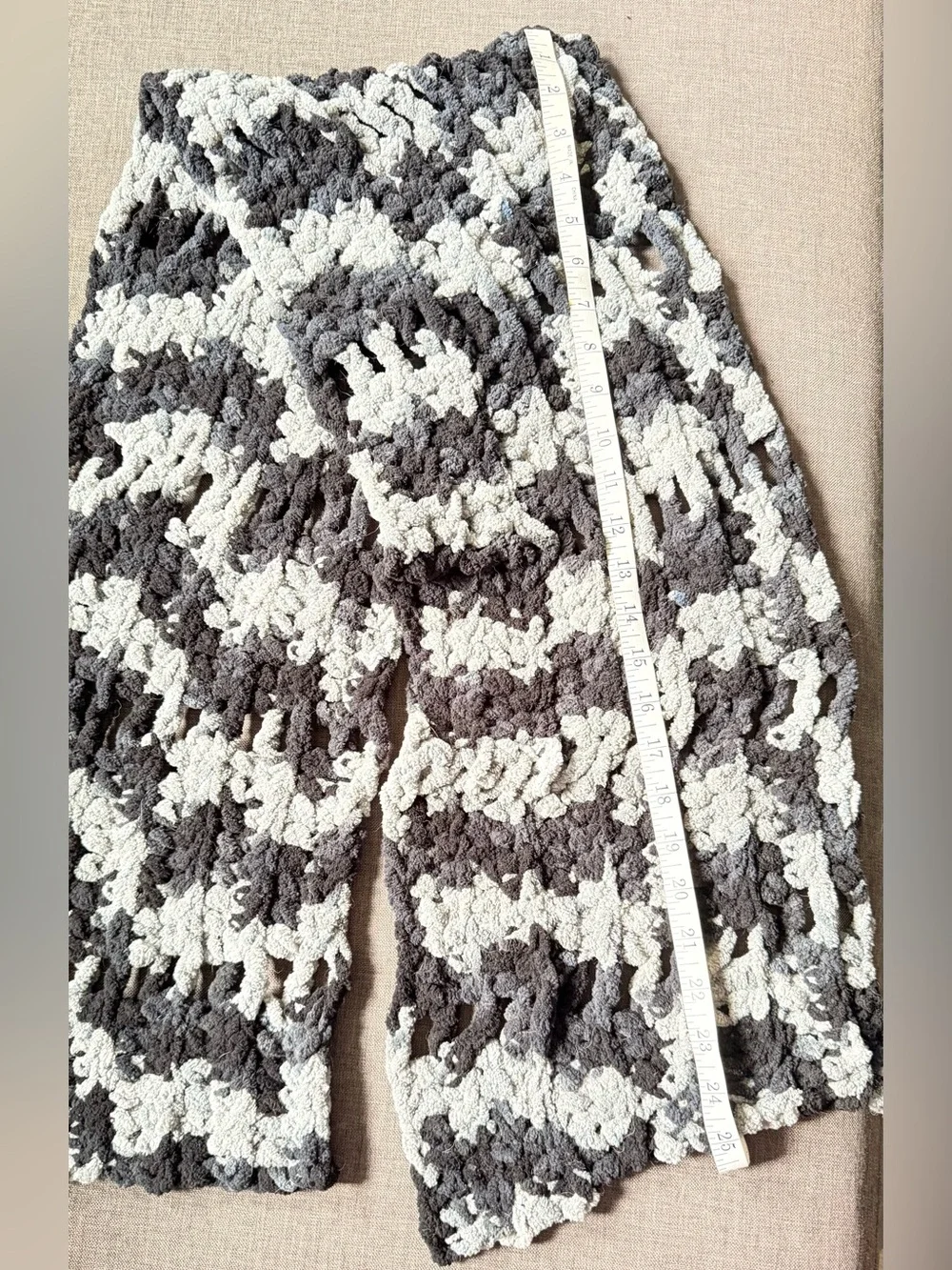 Cozy Crocheted Soft Textured Scarf - Gray & Black BN